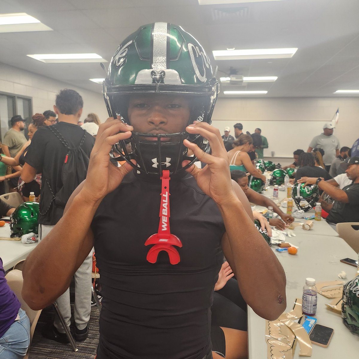 Ramily! Chad Sophmore Yr 💚🏈🐏
#Decals with Family
<a href="/chad_superman/">Chad Nelson ‘27</a>