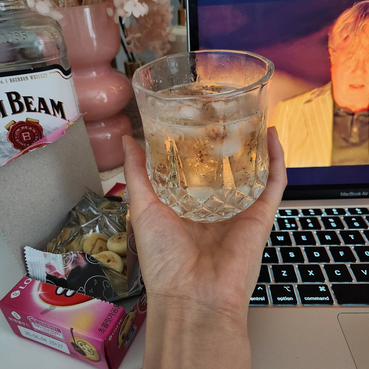 연한 하이볼.재밌는 볼거리.칸쵸 냠냠. 이게 행복이지.