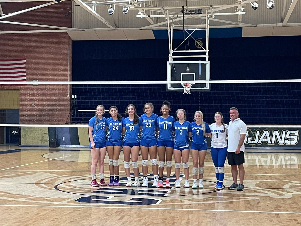 Little volleyball for our Saturday. Tournament getting the season stronger. So far 1-1 for the day and 2 more to go. Let’s go Toppers!!