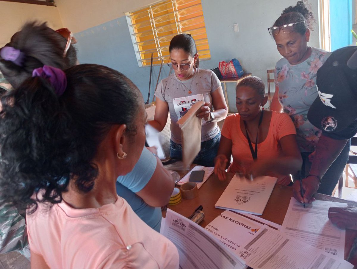 #Enterate🗣️ Comuna La Esperanza de un Nuevo Renacer, estado #Falcon se realizó la instalación de la mesa electoral en la Escuela Básica Mixta Jebe Viejo, para la elección de los Proyectos  #2daConsultaPopularNacional 

<a href="/NicolasMaduro/">Nicolás Maduro</a>
<a href="/AngelPComuna/">Comunero Angel Prado</a>
<a href="/EulaliaTabares/">Eulalia Tabares</a>
@ComunasVE_