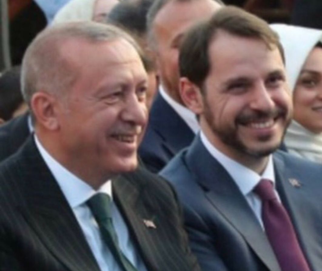 diyadinosman's tweet photo. Ankara kulisi..

Eli kulağında diyorum..
BERAT ALBAYRAK DÖNÜYOR!..

Berat Albayrak yeniden kabineye dönüyor mu? sorusu bugünlerde kulislerde gündeme oturmuş durumda...
AK Parti tabanındanda böyle bir beklenti olumlu yönden seslendirilmeye  başlandı...
Çünkü...
Muhalefetin çirkin yüzü kasıtlı karalama kampanyalarının ardından geçen zamanın Berat beyi haklı çıkardığı her kesim tarafından  her geçen gün daha da güçlü bir şekilde seslendiriliyor..

Bakanlık dönemlerinde özellikle Enerjide yaptığı milli hamlelerin meyvelerini vermeye devam etmesi  en son örneği Deniz Baykal'ın kızı Aslı Baykal tarafından (CHP'li eski Genel Başkanın hukukçu kızının) Albayrak'ın adından övgü ile bahsedilmesi çok ses  getirirken dikkat çekici oldu...

Peki Berat Albayrak dönecek mi?
Cumhurbaşkanı Erdoğan ne düşünüyor?
Taban nasıl bakıyor?
Edindiğim bilgilere göre Berat Albayrak'ın dönüşü için Cumhurbaşkanı Erdoğan tarafından yolunun açıldığı en kısa zamanda yapılacak kabine değişikliğinde yeniden kabineye dönmesi çok güçlü bir ihtimal..
Özellikle parti tabanından Berat Beyin dönmesi için verilen güçlü mesajlarında Cumhurbaşkanı Erdoğan'ı mutlu ettiği yakın çevresi tarafından konuşuluyor...
(Bu arada birilerinin 'araları soğuk' yalanı gibi değil  Berat Beyin Cumhurbaşkanı Erdoğan ile  görüş alış verişinde bulunduğuda söyleyelim...)

Bir başka soru...
Berat Albayrak dönerse (ki  yakın zamanda dönecek diyorum)  hangi görevi alacak!..
Bakan'da olabilir...
Cumhurbaşkanı yardımcısıda...
Özetle eli kulağında misali  eski bakan Berat Albayrak Cumhurbaşkanı Erdoğan'ın yanında güçlü bir pozisyon ile  ülke yönetimindeki yerini alacak diyorum...
Yaptığım görüşmeler, edindiğim bilgiler, son gelişmeler bunu işaret ediyor..
Erdoğan-Albayrak çok yakın zamanda bir araya gelmiş bunun Erdoğan'ın ailece  torunları ile yaptığı tatildede olabilme olasılığı yüksek...
Bu da çok doğal..
Tam zamanıda...
Türk Devletinin böylesine  liyakat sahibi yüzde yüz yerli ve milli devlet adamlarını kenarda bekletme lüksü yok..
