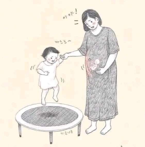 كان الله في عون كل أم تحمل في بطنها طفل 
وعلى كتفها طفل آخر ❤️