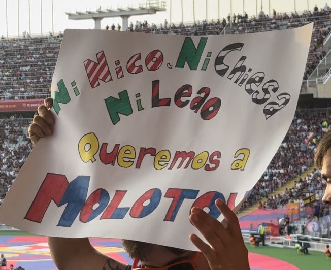 LACASADELCULER's tweet photo. Curiosa pancarta por #Montjuic
Ni #WilliamsJr, ni #Chies, ni #Leao. Queremos a MOLOTOV 😂 https://t.co/LCoUsMYzlY