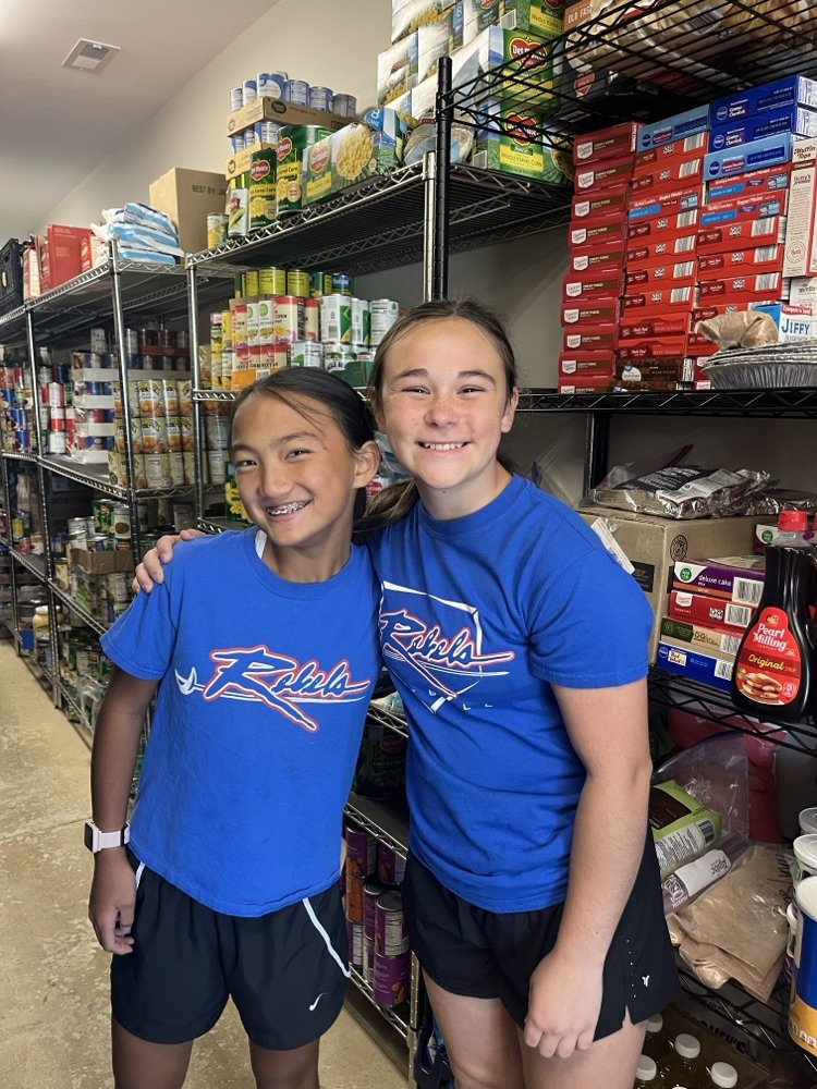 SpartanburgD5's tweet image. Proud of our cross country team for going the extra mile—this time off the track! 🏃‍♂️🏃‍♀️ They spent the day serving at the local soup kitchen, showing what it truly means to be community leaders. 💪❤️ #WeAreD5 #D5Community #D5Pride