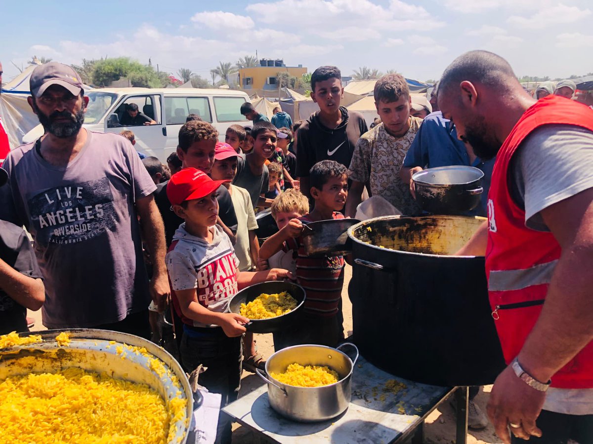 Gazze’deki aşevimiz, zorlu şartlar altında yaşama tutunmaya çalışan Gazze halkına her gün sıcak yemek ulaştırmaya devam ediyor.

Aşevimizde pişen her yemek, ülkemizin insanlık adına yaptığı çalışmaların bir simgesi. Desteklerinizle, daha fazla yardıma köprü olmak için buradayız.