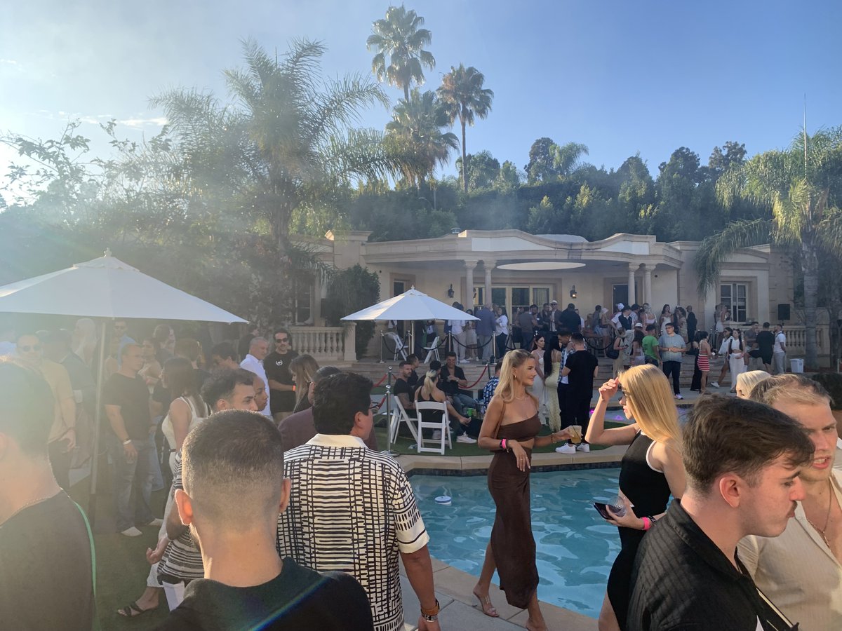 SelfTSuccess's tweet image. Last Saturday I spent the day at @tailopez 's new Beverly Hills Mansion. Here's the recap:
- Further proof to build a brand and that social proof matters. It gets you in rooms you wouldn't get the opportunity to be in otherwise.
- A big takeaway is grow within your vertical.…