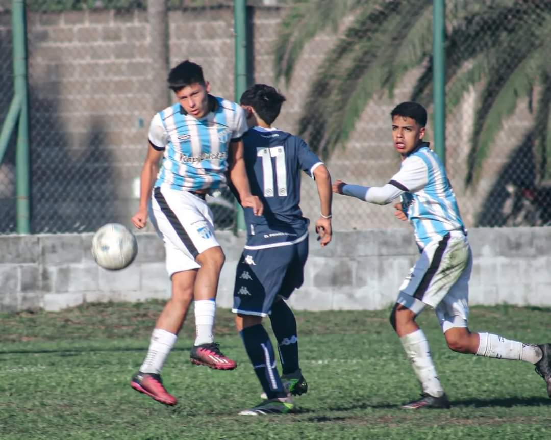 PUCAT15's tweet photo. #InferioresLPF ⭐️⚽️ / #7ma 
.
📍#Resultados 🆚️ #RacingClub 
.
⏫️ Ganó 2 a 0 de local
⚽️ Gonzalez 
⚽️ Bertulo 
.
#ArribaLosCorazones 👆🏽🩵 https://t.co/20QhBbjLiC