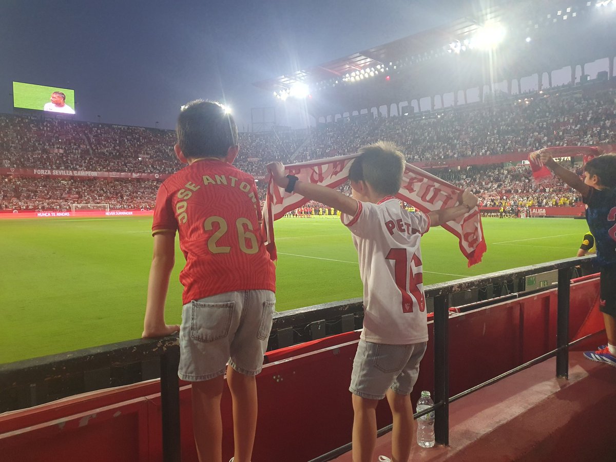 PSNuncaSeRinde's tweet photo. Dos de nuestros socios más jóvenes en el encuentro de ayer.

@SevillaFC vs @VillarrealCF 

#PSNuncaSeRinde https://t.co/jxiXIyd2mm