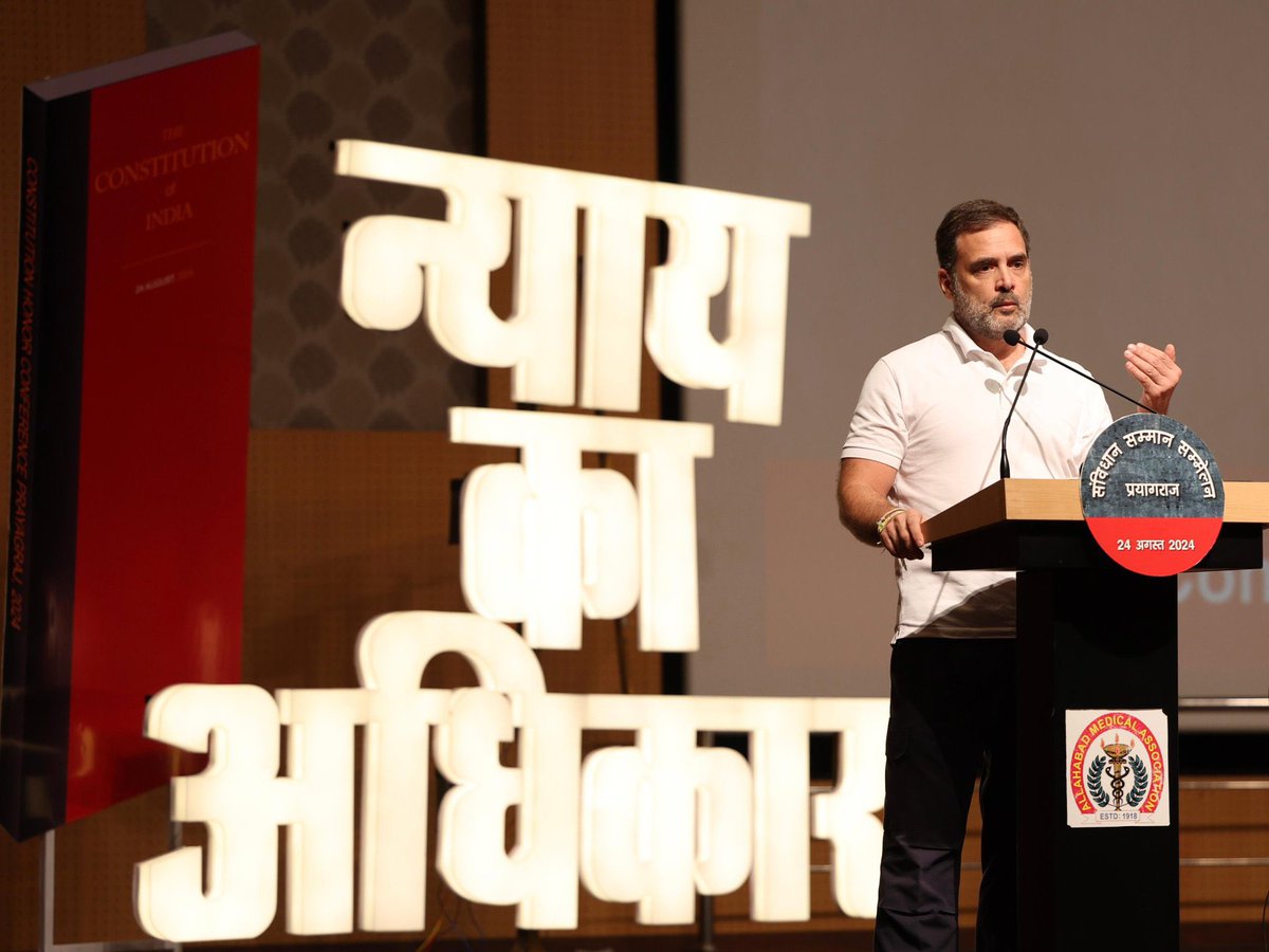 नेता विपक्ष श्री <a href="/RahulGandhi/">Rahul Gandhi</a> ने 'संविधान सम्मान सम्मेलन' में सभा को संबोधित किया।

देश का संविधान हमारा स्वाभिमान है। समानता, सम्मान और अधिकारों का रक्षक है। दुनिया की कोई ताकत इसे मिटा नहीं सकती।

जय लोकतंत्र
जय संविधान 🇮🇳

📍 प्रयागराज, उत्तर प्रदेश
