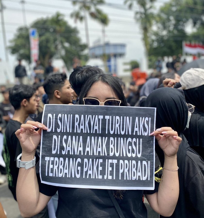 1998ur_'s tweet photo. REPEAT AFTER ME

#KawalPutusanMK 
#TolakPilkadaAkal2an 
#TolakPolitikDinasti 
#PeringatanDarurat 
#IndonesiaEmergencyDemocracy https://t.co/SOJ11IHC68