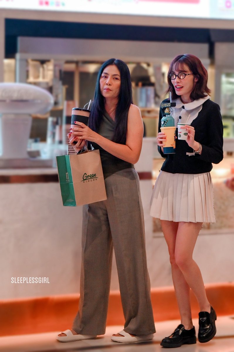Nomannaw's tweet photo. ไม่เหมือนแม่ลูก เหมือนพี่น้องกันมากกว่า คุณแม่ยังสาวและยังสวยอยู่มากจริง ดีเอ็นเอถูกต้องมาก https://t.co/fpJHdJkaHS