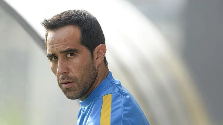 La falta de Claudio Bravo en La Roja genera dudas.