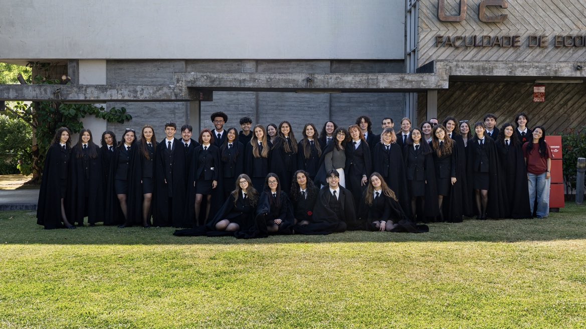 Um ano de Relações Internacionais em Coimbra e consigo agora corroborar o que sempre me disseram: depois do medo, vem sempre o mundo 🫂
A todos os que a nós se juntam: será, decerto, o melhor período das vossas vidas ❣️ até já !
