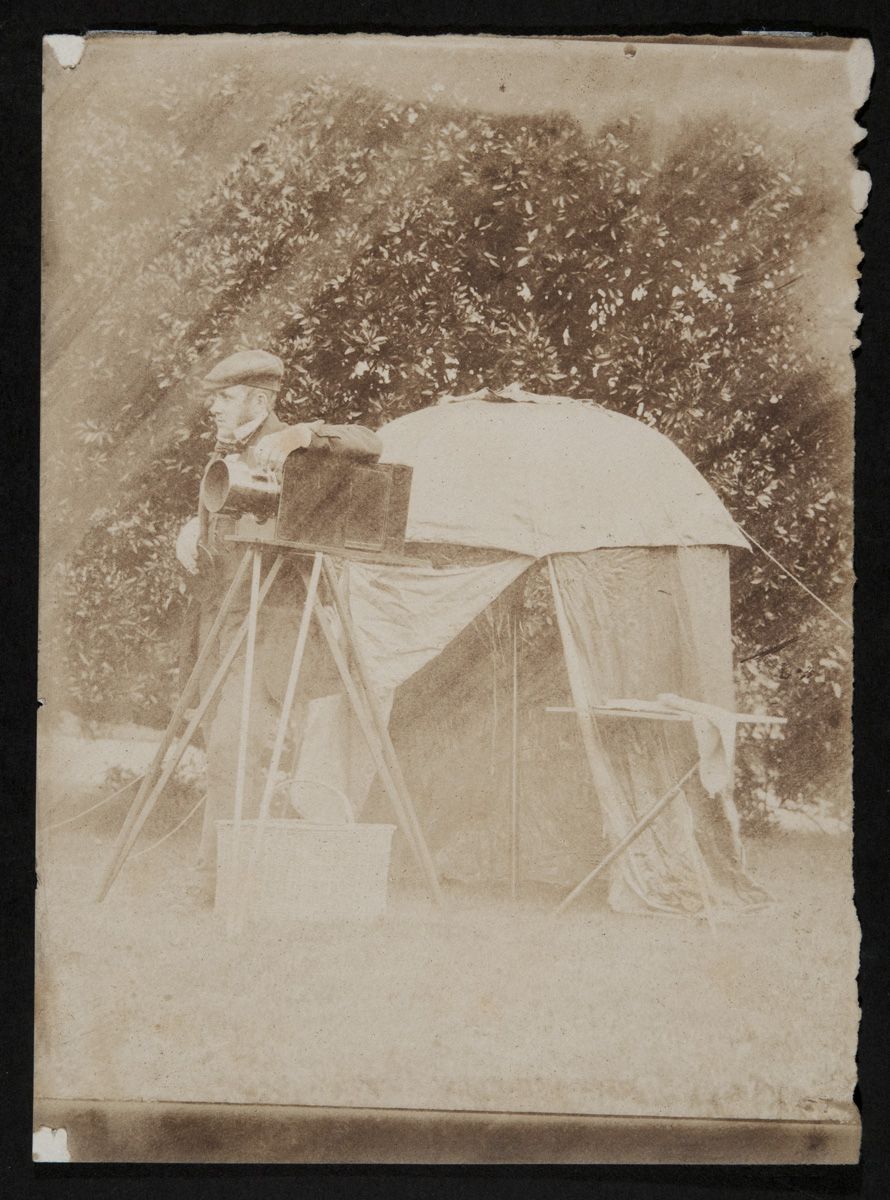 RealPreCinema's tweet photo. Llewelyn invented the #Oxymel process in 1856 using acetic acid, water and honey to preserve images within the Collodion process.
Now, glass negatives could be prepared in advance and #exposed as desired.
Below, John Llewelyn & his #Calotype camera and his apparatus, 1853. https://t.co/IghuMNjZR1