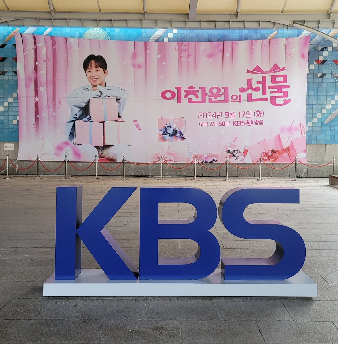 chanssigelinyen's tweet photo. 이찬원의선물 대단하다!
단독특집쇼라니!
#이찬원#이찬원의선물#추석특집쇼 https://t.co/Y1Tb7ybd7D