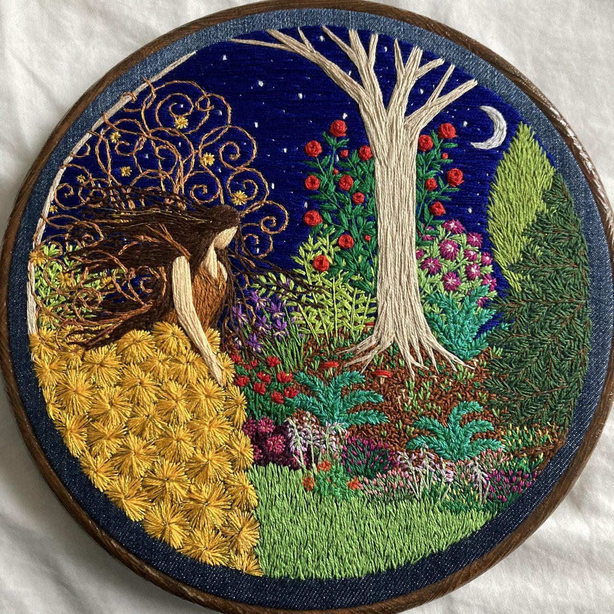 Well here’s my latest embroidery for you, I can’t quite capture all the shiny threads today but the dress and all those swirls do sparkle…✨
Completely freehand stitched without patterns, guides or paints. 😊🧵🪡🌿 #stitchedart #thesewingsongbird