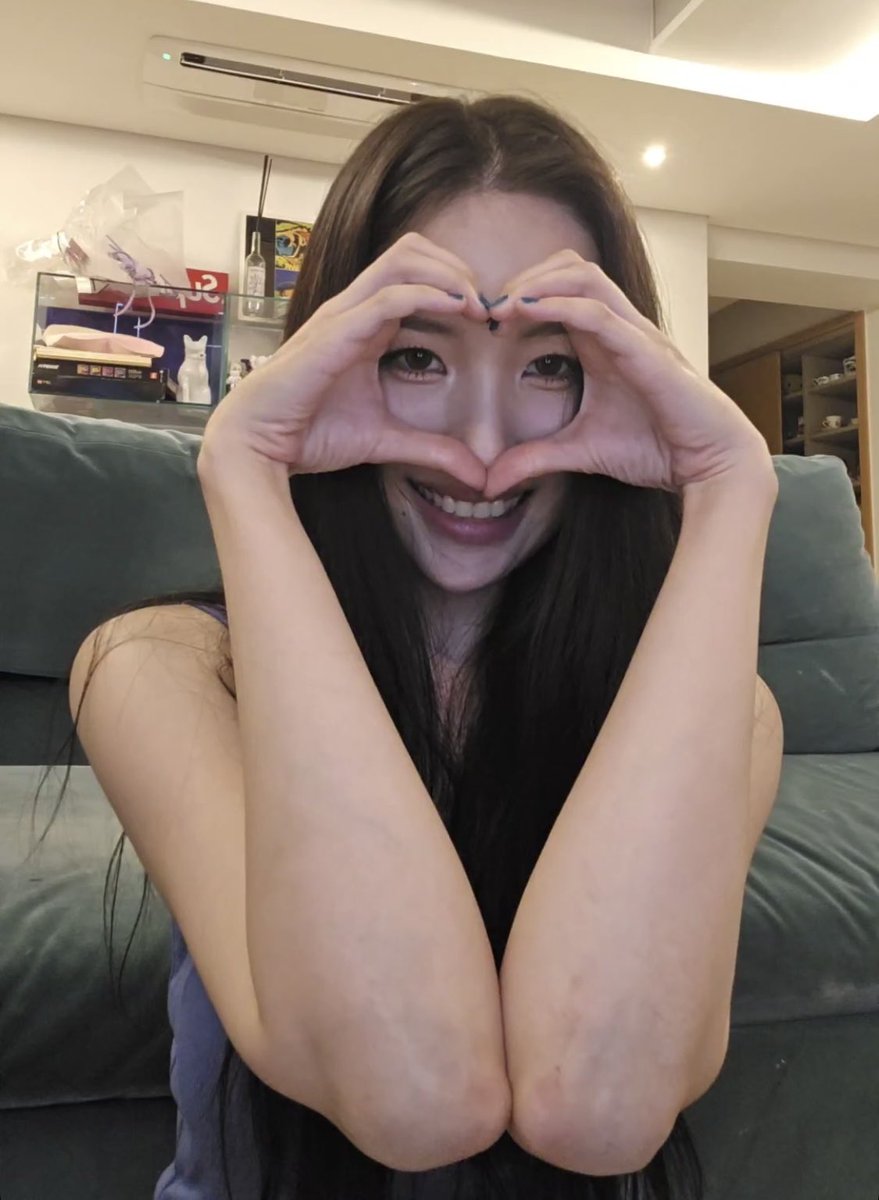 zipgallllae's tweet photo. 사랑한다고 너가 웃으면 죽을 것 같다고 바보야웅아 https://t.co/dNwLEjH2Yv