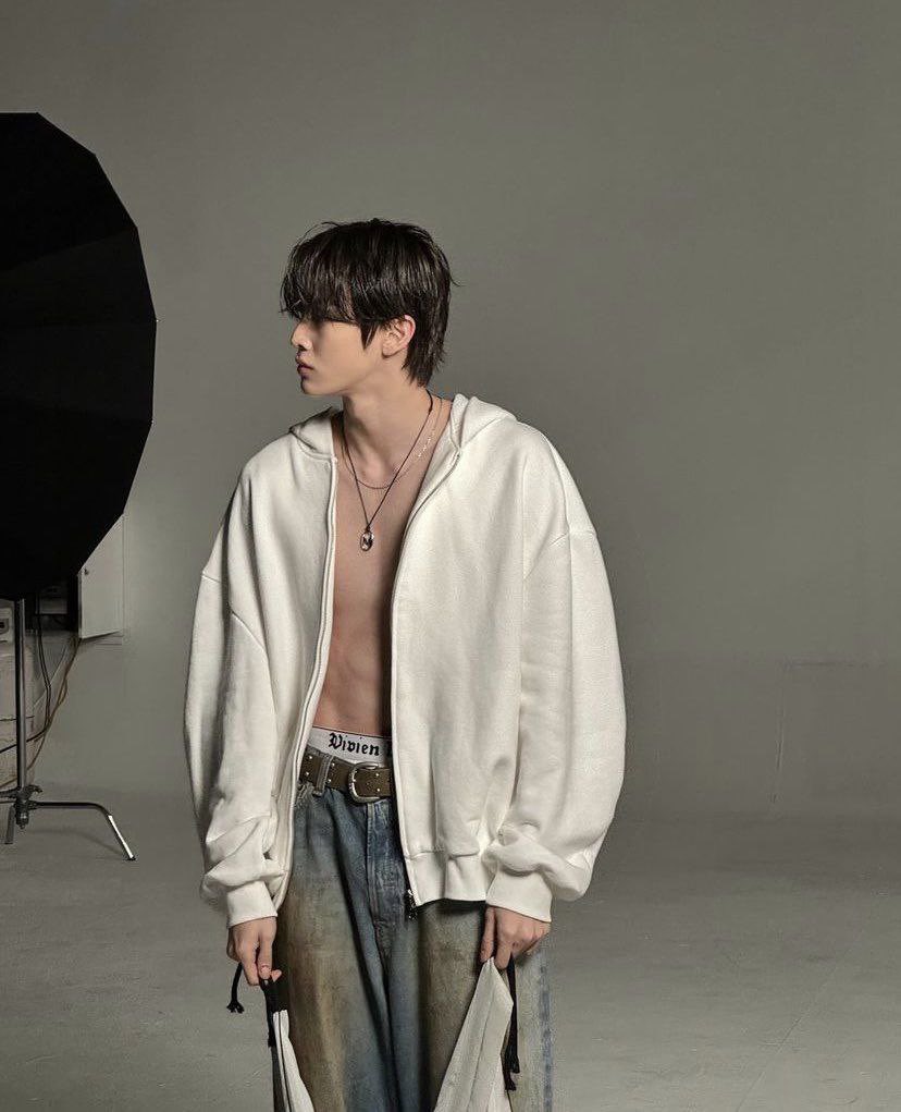 Sungchaant's tweet photo. 너무 demure, 너무 mindful. https://t.co/sgLRYj9SKq