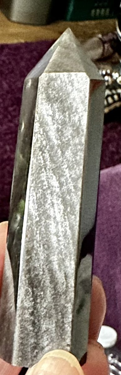 MoonChild_W333's tweet photo. #CrystalShowAndTell today is #SilverSheenObsidian tower honestly the camera does it not justice at all itโs so โจ so bright in the ๐ @Cosmic_Mystery0 @aaronmread @SnowInTheAir @chrismp59 @StrangeDollz @mrh1987 @elvira63383 #VolcanicGlass #SilverSheen https://t.co/MkExZd3dIY
