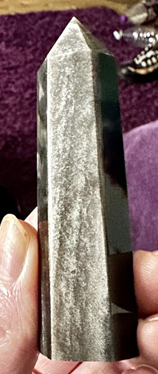 MoonChild_W333's tweet photo. #CrystalShowAndTell today is #SilverSheenObsidian tower honestly the camera does it not justice at all itโs so โจ so bright in the ๐ @Cosmic_Mystery0 @aaronmread @SnowInTheAir @chrismp59 @StrangeDollz @mrh1987 @elvira63383 #VolcanicGlass #SilverSheen https://t.co/MkExZd3dIY