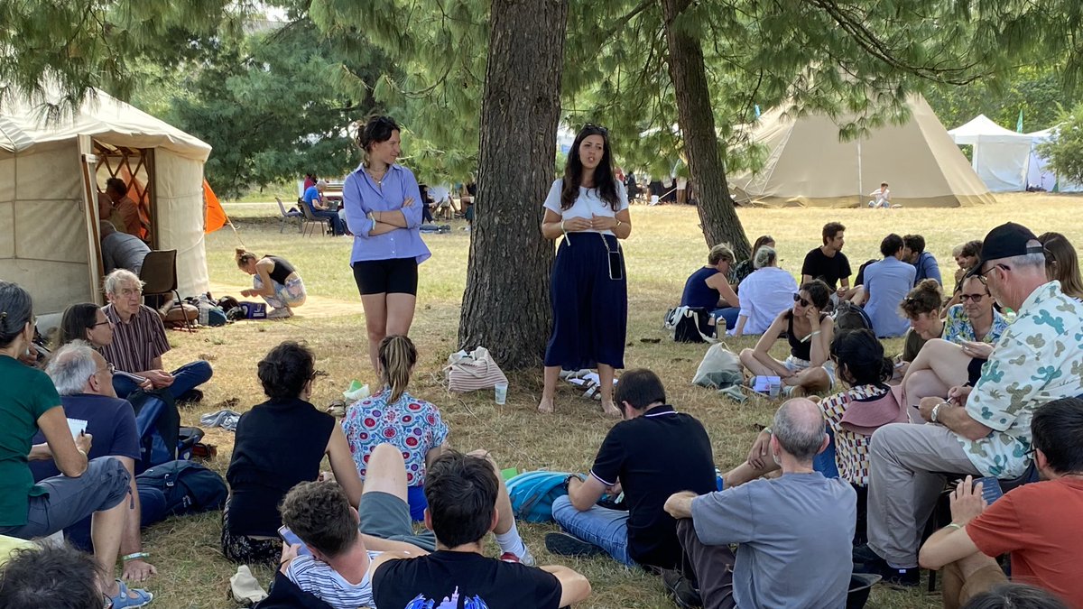 EELV_Paris's tweet photo. « Le seul truc qui marche, c’est le terrain. Quand on ouvre la porte de chez soi et qu’on voit un député, c’est gagné » 

Formation militante avec @LeaChataigne et @Pauline_RF : porte-à-porte, tractage… gérer l’inconnu, la colère, l’espoir dans la rue, ça s’apprend !

#JDE2024 https://t.co/yViBjunFzq