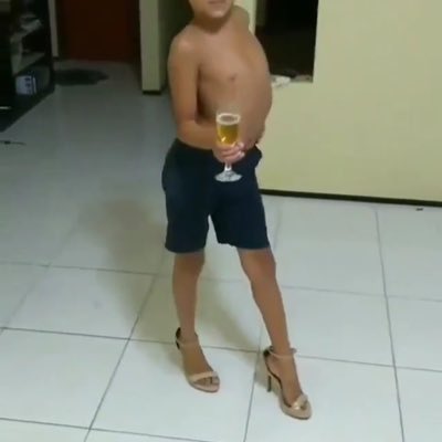 tecladista da banda de Lestat tweet media