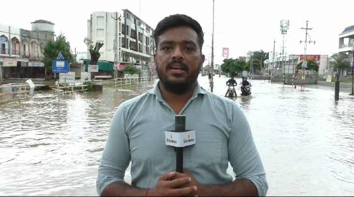 apurvRaval4's tweet photo. Vijapur city flooded in 8 inches of rain 
 Low-lying areas were inundated, many houses in the society were inundated https://t.co/v60FTr4anJ