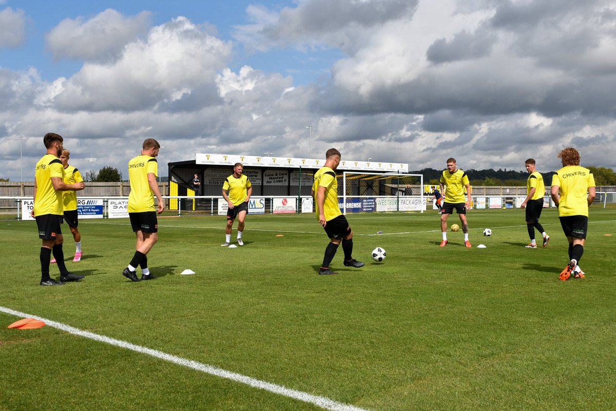 Starsphinx_Pics's tweet photo. Warming up at #oakfields for @SouthernLeague1 action @MELKSHAMTOWNFC v @ExmouthTown_FC https://t.co/otM2FlWc6d