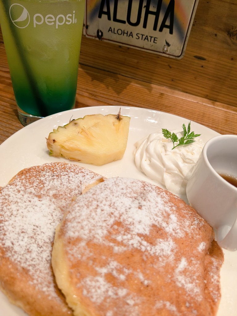kanonN25685644's tweet photo. 今日のランチは〜🍴🍹
アロハランチ (ロコモコ ハンバーグとチキン)
パイナップルジュース
パンケーキ
前回訪れた時もそうですが、沢山の方が来られていました😊
ハワイ気分でゆったりした時間を過ごせましたよ🌺
美味しかったぁ😋😋😋
おやすみなさい🌃😴💤
#ALOHACAFE
#ランチ
#ロコモコ https://t.co/tfi1lJFEXd