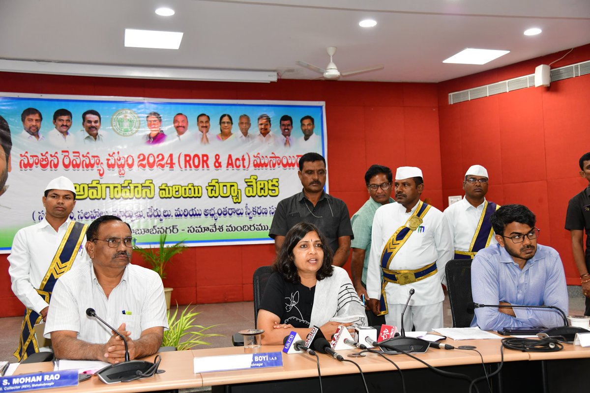 PYadaiah's tweet photo. కొత్త ఆర్ఓఆర్-2024 ముసాయిదా చట్టంపై కలెక్టరేట్లో నిర్వహించిన ప్రజాభిప్రాయ సేకరణలో కొన్ని సూచనలు చేశాను. భూప్రక్షాళనతో సొంత పట్టా భూములపై హక్కులు కోల్పోయి మా సర్వే నంబర్లుగా మారడం, పోడుభూముల సమస్య, అటవీ రెవెన్యూ భూముల హద్దుల వివాదాలతో సమస్యలను ప్రస్తావించాను.
@Collector_MBNR https://t.co/uLrK6Pfjvc