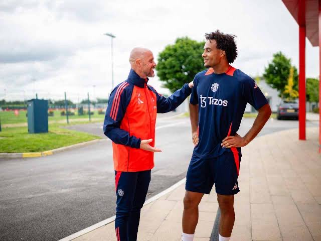 _AsiwajuLerry's tweet image. Ten Hag: “what did you call your position again?” 

Zirkzee: “Defensive striker sir”