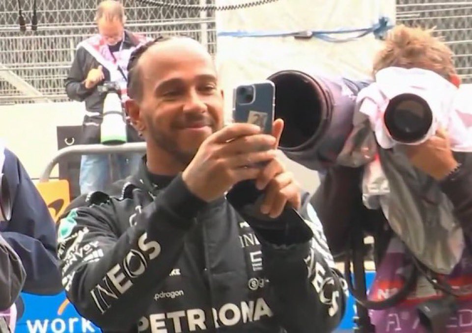 _racingbr's tweet photo. Essa é a maior prova de que Lewis Hamilton é brasileiro: guarda dinheiro atrás da capinha https://t.co/XT7wv77cSE