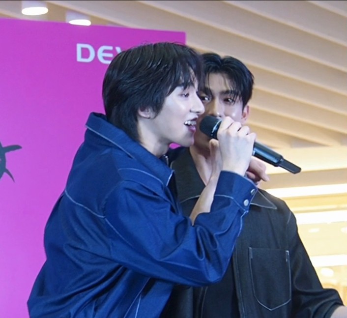 jrsxcvii's tweet image. คนชอบจีบก่อนเค้าเริ่มแล้วนะครับ คนโดนจีบไม่ทันตั้งตัวเขินจนไม่รู้จะเอามือไปไว้ไหนต้องเอามาลูบท้ายทอยตัวเอง สายตาโทมัสคืออึ้งจริง  55555555 สู้สินี่มัสลูก สู้กลับไป 
#DevyXthomaskong 
꒰ ⋆ #thomaskong  ; #โทมัสก้อง  ♡ ꒱