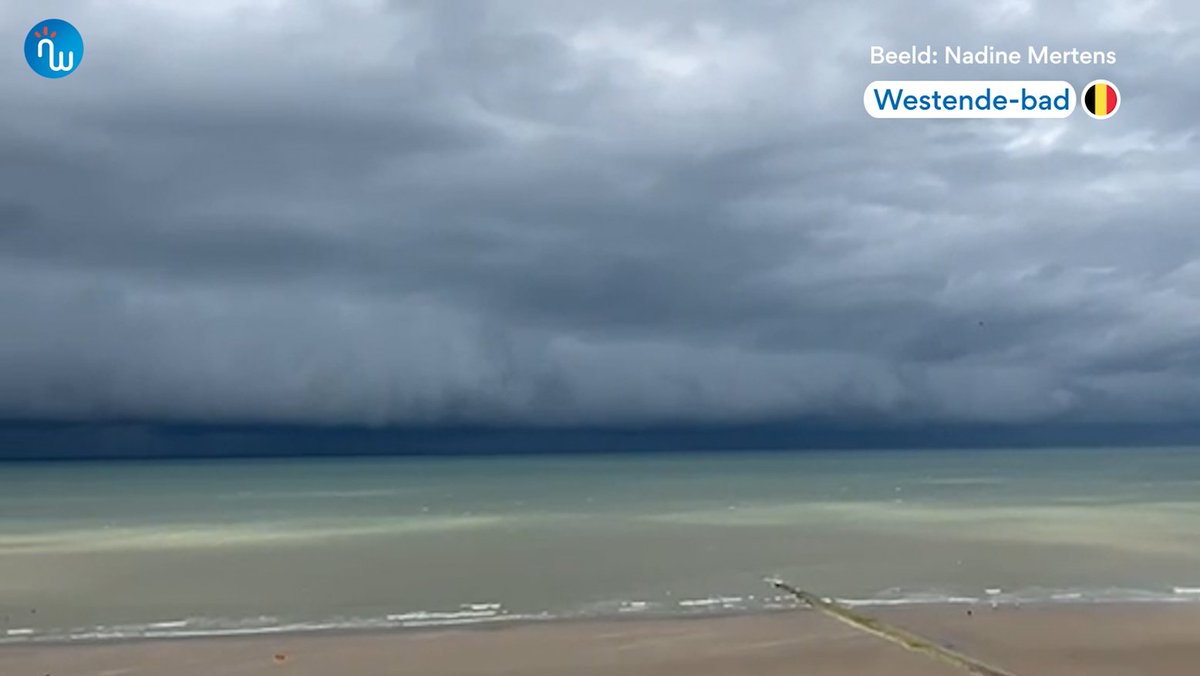 NoodweerBenelux's tweet image. De #windstoten aan de Belgische kust werden veroorzaakt door een #arcus. Dit is ook later vandaag mogelijk elders in de Benelux. Dergelijke fenomenen zijn vaak verantwoordelijk voor #windschade, zeker in de #zomer. De volledige #video via Youtube. youtu.be/s5gvQWRvUtM 🔴
