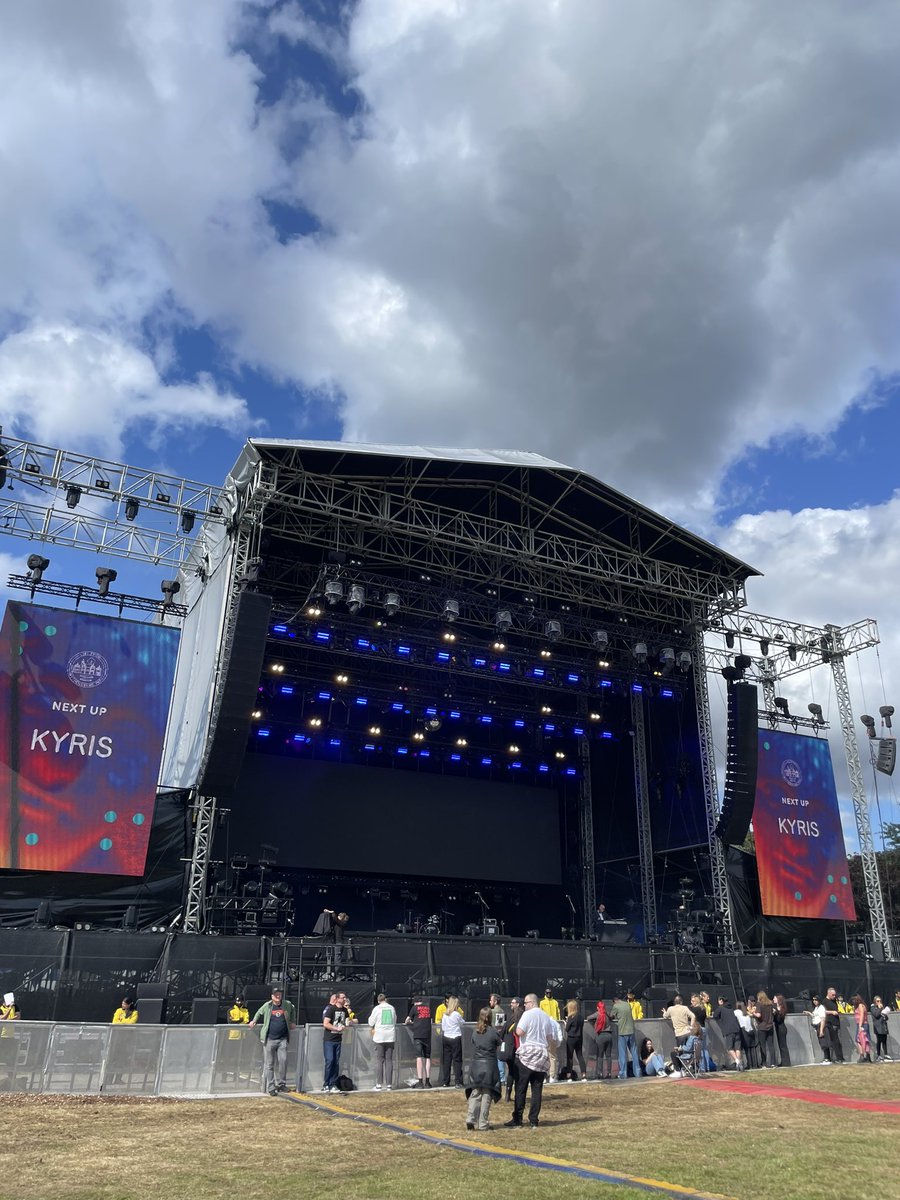 KatiesDisorder's tweet photo. At Wythenshawe Park 🙌🎶😁🌞 @cjbass @EEMacD7 @grandcentral186 #NewOrderLive https://t.co/oI1mRJ8ZAV