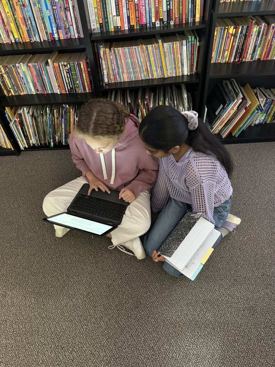 megan_pehl's tweet image. Sharing our writing with peers makes it more fun! ✏️❤️💙 #LeadReed #flearning #5thGrade