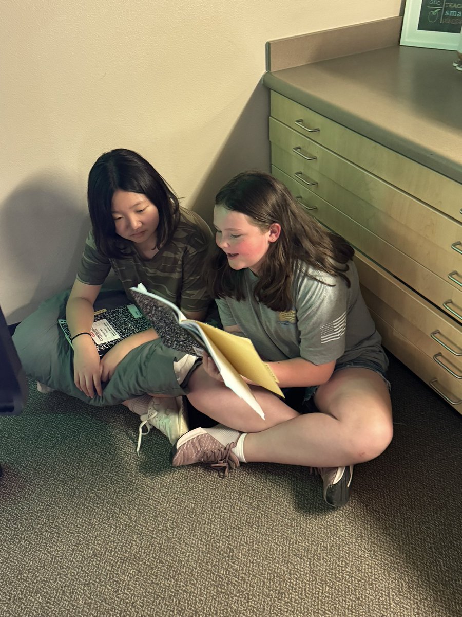 megan_pehl's tweet image. Sharing our writing with peers makes it more fun! ✏️❤️💙 #LeadReed #flearning #5thGrade