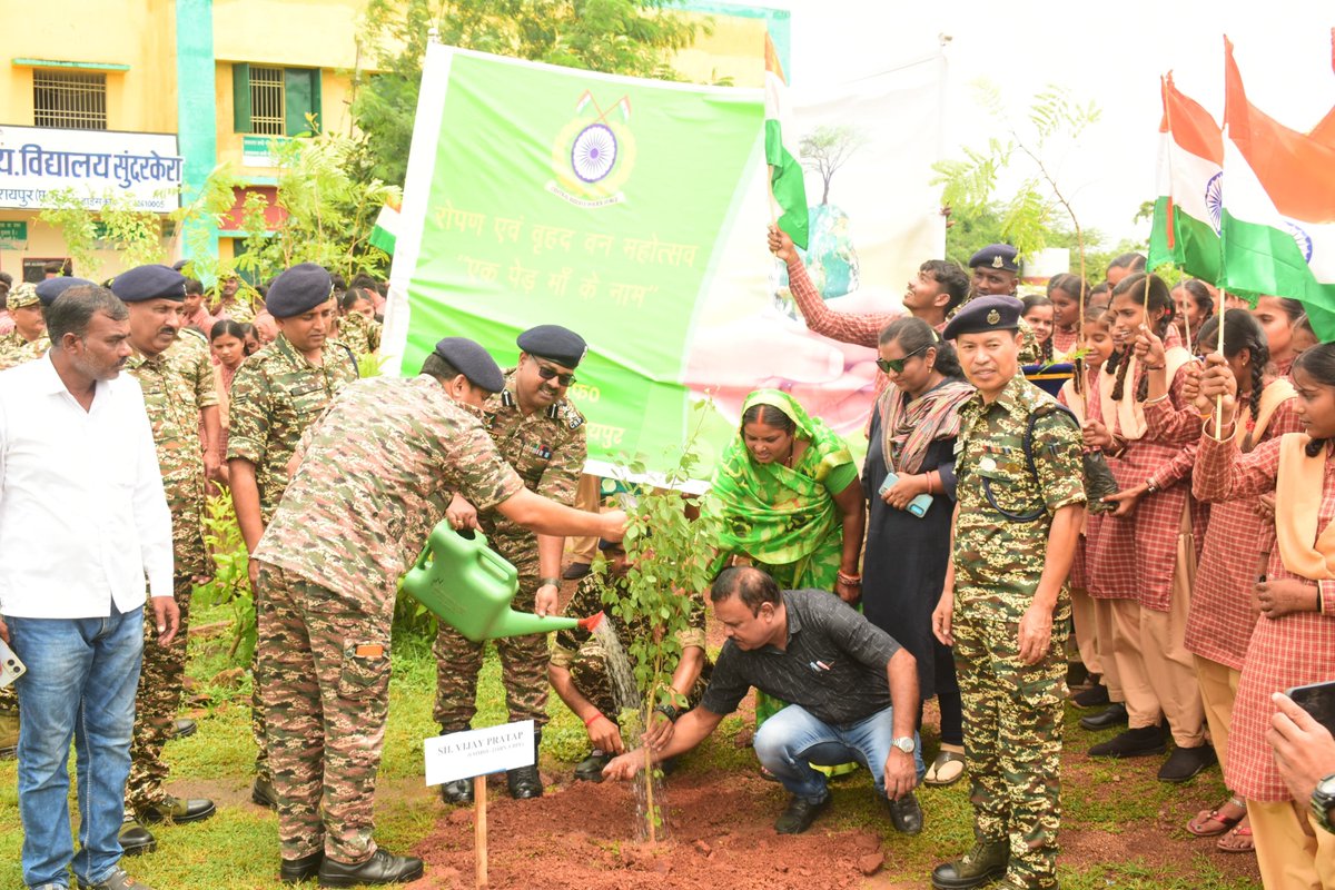 co211bn's tweet image. दिनांक-24.08.24 को 211 वीं वाहिनी द्वारा &quot;एक पेड़ माँ के नाम&quot; #EkPedMaaKeNaam  के तहत शासकीय उच्चतर  माध्मिक विद्यालय सुंदरकेरा में कार्यक्रम का आयोजन किया, जिसमे अध्यापकों, छात्र-छात्राओं एवम् ग्राम प्रतिनिधियों ने बल के जवानों के साथ बढ़-चढ़ कर वृक्षारोपण किया |
#211Bn #CRPF