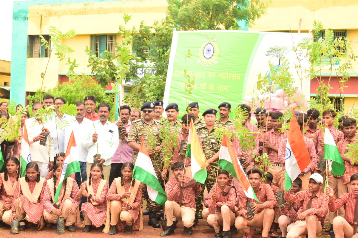 co211bn's tweet image. दिनांक-24.08.24 को 211 वीं वाहिनी द्वारा &quot;एक पेड़ माँ के नाम&quot; #EkPedMaaKeNaam  के तहत शासकीय उच्चतर  माध्मिक विद्यालय सुंदरकेरा में कार्यक्रम का आयोजन किया, जिसमे अध्यापकों, छात्र-छात्राओं एवम् ग्राम प्रतिनिधियों ने बल के जवानों के साथ बढ़-चढ़ कर वृक्षारोपण किया |
#211Bn #CRPF