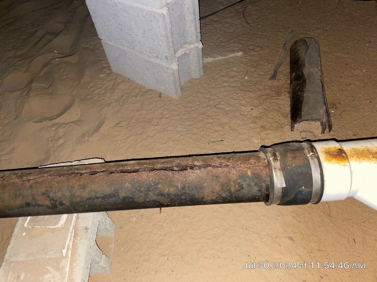 AdvantagePlumb3's tweet image. Attention homeowners: It&apos;s crucial to address a cracked sewer pipe immediately before it causes further damage. 🚨💩💦 Don&apos;t delay, call a professional plumber today to fix the issue. #SewerProblems #PlumbingEmergency #SewerLineRepair