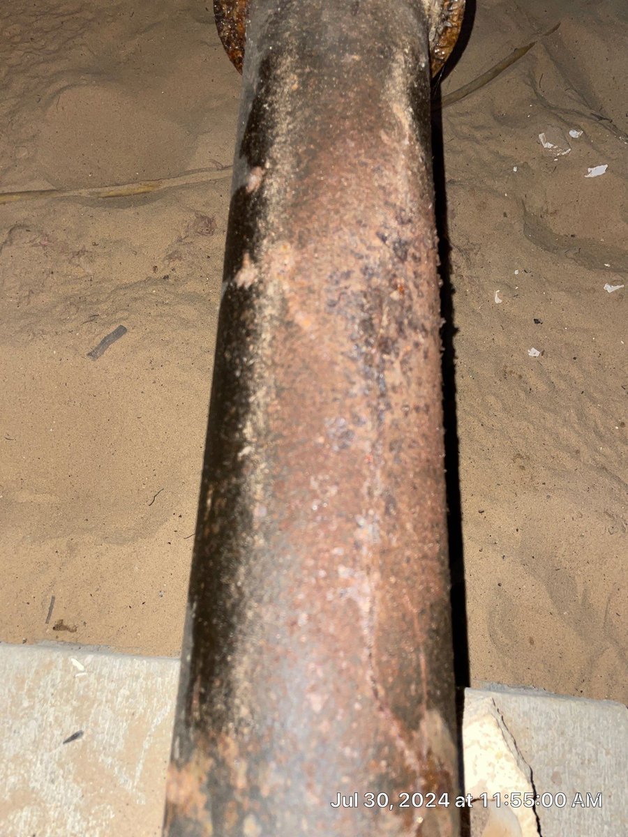 AdvantagePlumb3's tweet image. Attention homeowners: It&apos;s crucial to address a cracked sewer pipe immediately before it causes further damage. 🚨💩💦 Don&apos;t delay, call a professional plumber today to fix the issue. #SewerProblems #PlumbingEmergency #SewerLineRepair