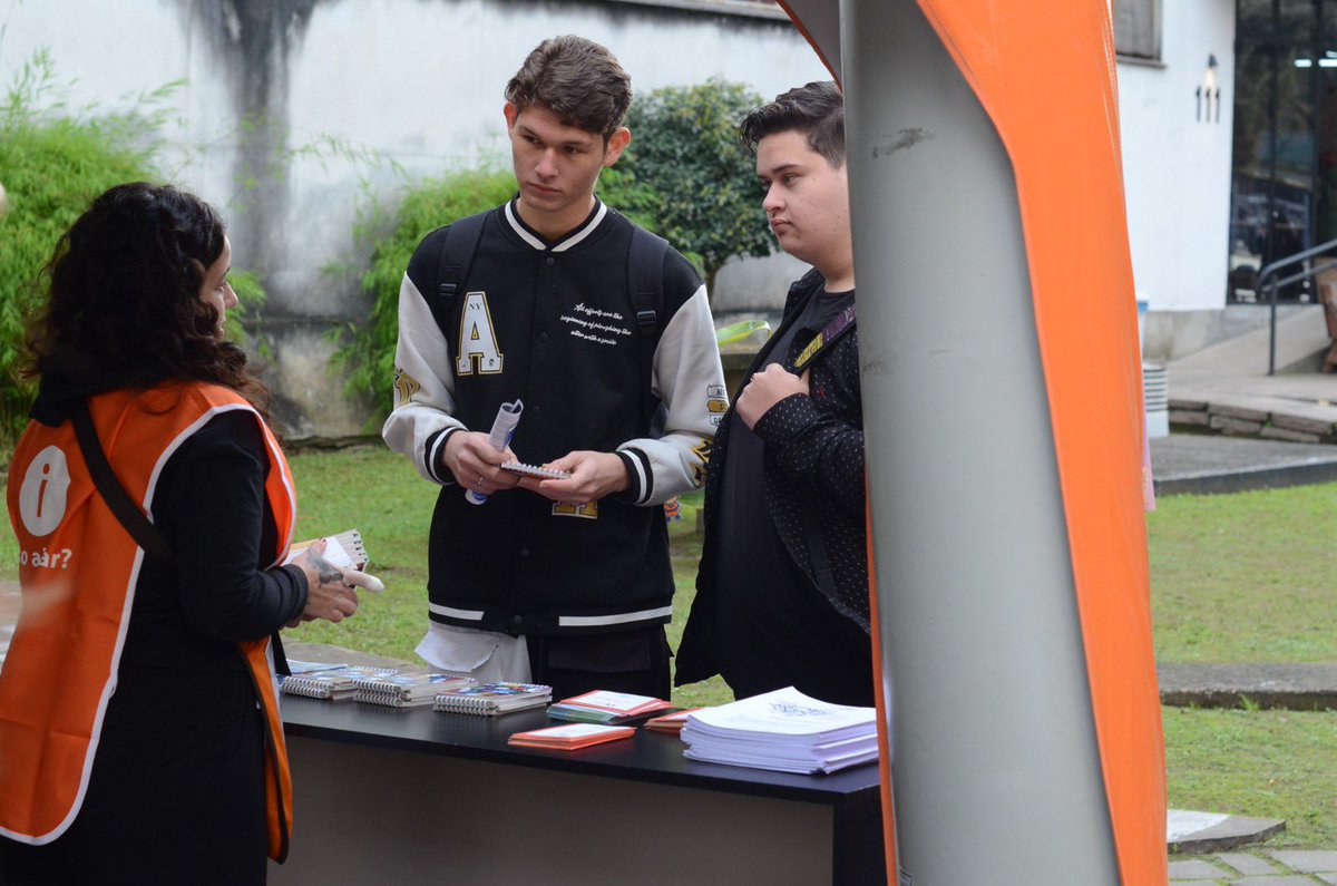 Portas Abertas movimenta a UFRGS neste sábado

A largada da 21ª edição do UFRGS Portas Abertas agita os espaços dos campi da capital no início desta manhã de sábado. No Campus Centro, os grupos que chegavam eram recebidos já nos portões de acesso: tinyurl.com/yc396cm9