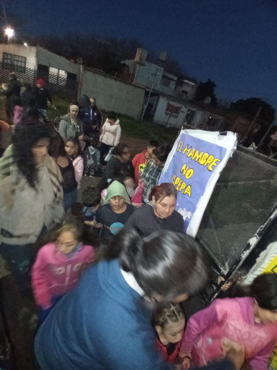 LibresMoron's tweet photo. 🔹El día de ayer festejamos el dia de las infancias en "EL MERENDERO LA ESQUINA" donde se acercaron muchos niños a recibir unos lindos regalos y una rica merienda, se fueron muy contentos y nosotros tambien al ver su sonrisas en estos tiempos dificiles donde el hambre https://t.co/RfCHeXfPjk
