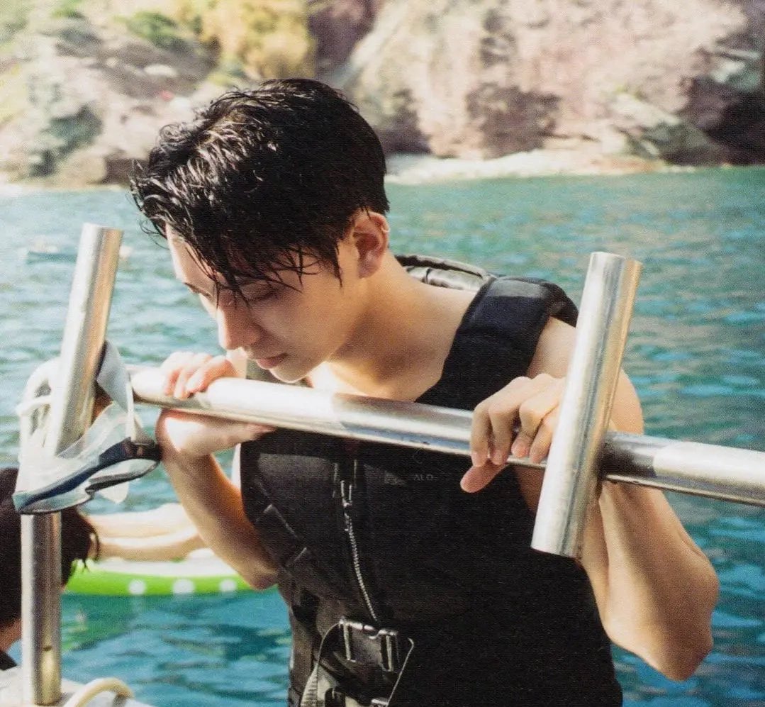 hyoukas's tweet photo. these pictures of nana tour joshua looks like he’s someone’s first love https://t.co/JE8XEqGs7f
