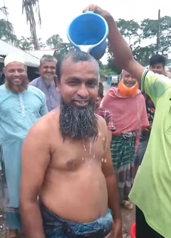 রামপালে স্ত্রীর সঙ্গে বিচ্ছেদের আনন্দে স্বামী শফিকুলের দুধ দিয়ে গোসল