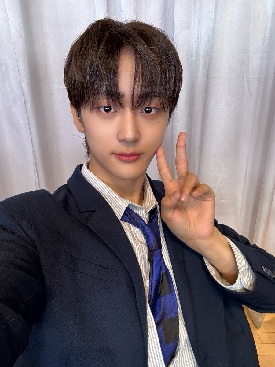 [#진수]
세상에서 브이를 가장 다양하게 하는 사람을 꿈꾸는 진수입니다 브이 추천 받습니다.

#루네이트 #LUN8 #쁘이