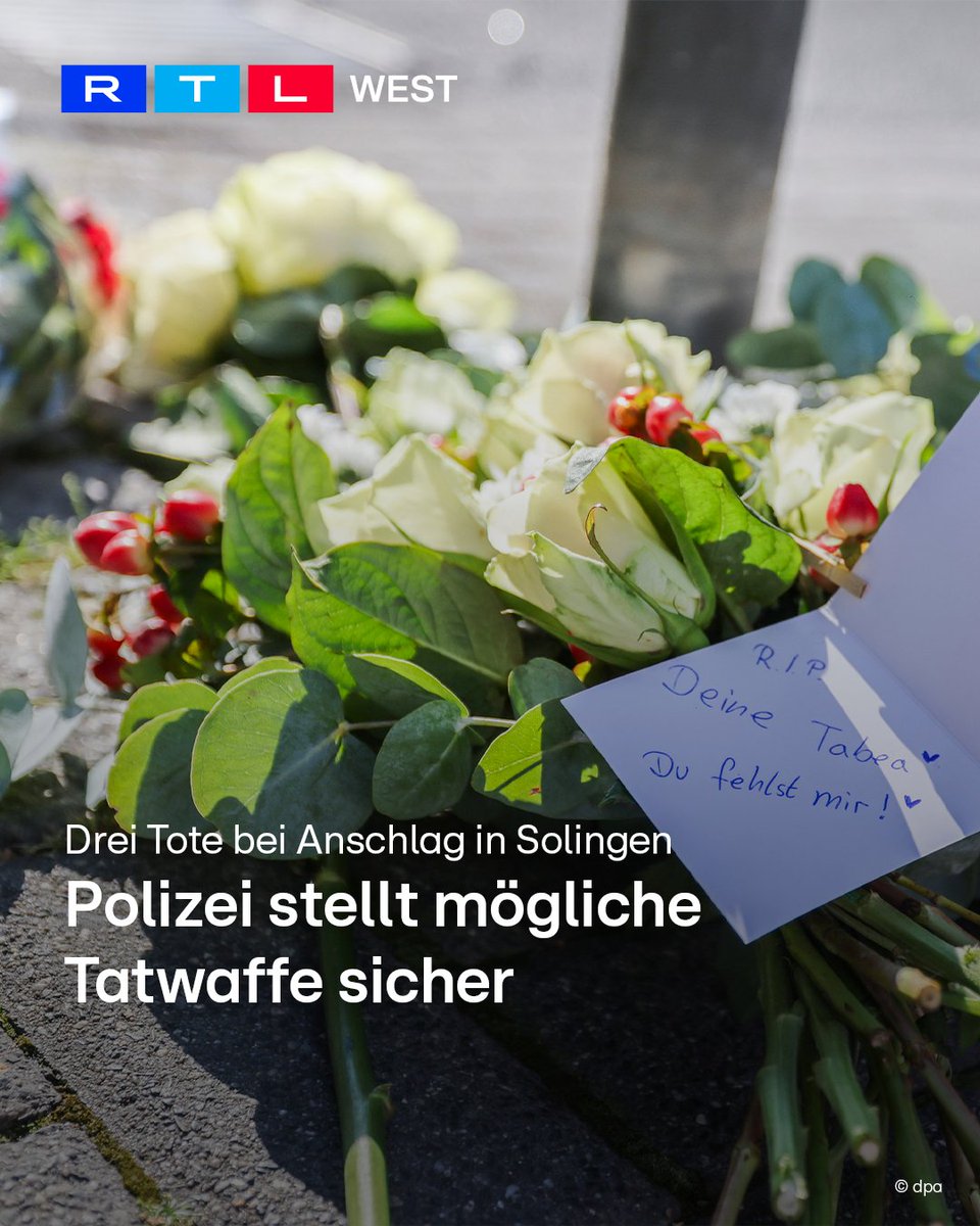 RTLWEST's tweet photo. Die #Polizei hat am Nachmittag die mutmaßliche #Tatwaffe des Anschlags von #Solingen entdeckt. Rund 200 Meter entfernt vom #Tatort. Mit einem #Messer hat ein Mann gestern Abend wahllos auf Besucher des „Festivals der Vielfalt“ eingestochen. Drei Menschen wurden getötet. Der #Täter befindet sich immer noch auf der Flucht. Daher mahnt die Polizei derzeit zur Vorsicht in der Solinger Innenstadt. Auf einer Pressekonferenz am Nachmittag erklärte die #Staatsanwaltschaft, dass es den Anfangsverdacht einer terroristischen Motivation zu dem #Attentat gibt.
Viele Nachbarstädte haben unterdessen Feste, die dieses Wochenende stattfinden sollten, abgesagt.