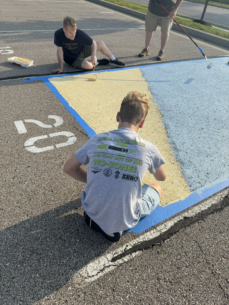 BethHouf's tweet photo. Seniors up early to personalize their parking spots! #newtraditions #gocavsgo https://t.co/rztNxTpfbk