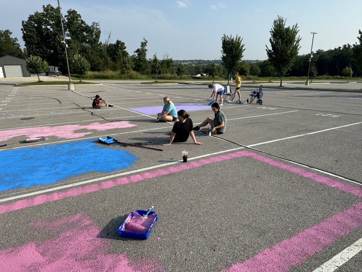 BethHouf's tweet photo. Seniors up early to personalize their parking spots! #newtraditions #gocavsgo https://t.co/rztNxTpfbk