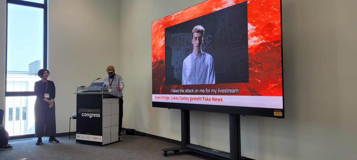 Während des #gamescomcongress haben wir erste frühe Videosequenzen unseres FMV serious games über Wahlmanipulation und Autokratien präsentiert (hier ein News-Einspieler unserer Propaganda-News-Sendung "Troy News"). Release ist noch dieses Jahr (deinestimme.eu).